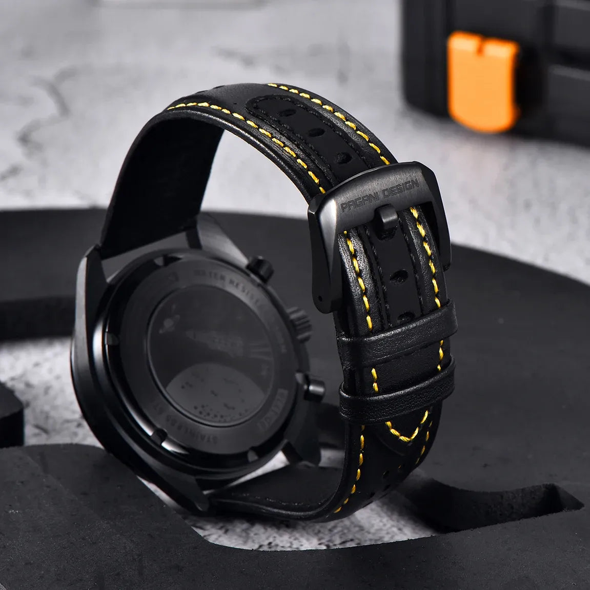 Chronographe squelette noir, bracelet cuir